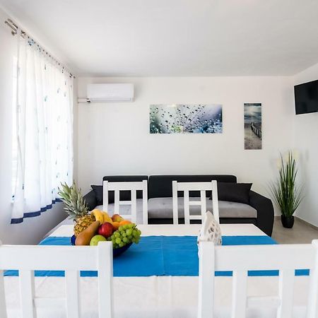 Apartments Dora Vantacici Bagian luar foto