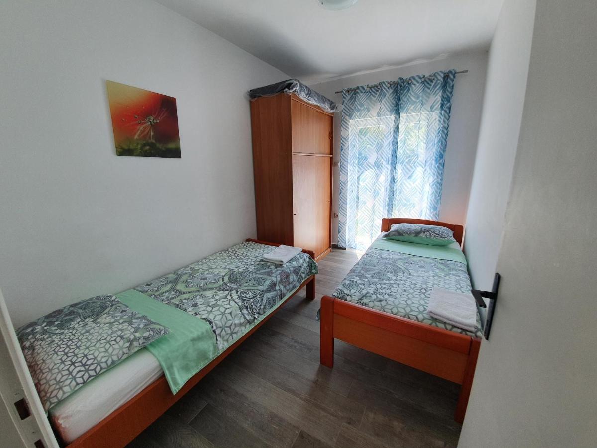 Apartments Dora Vantacici Bagian luar foto