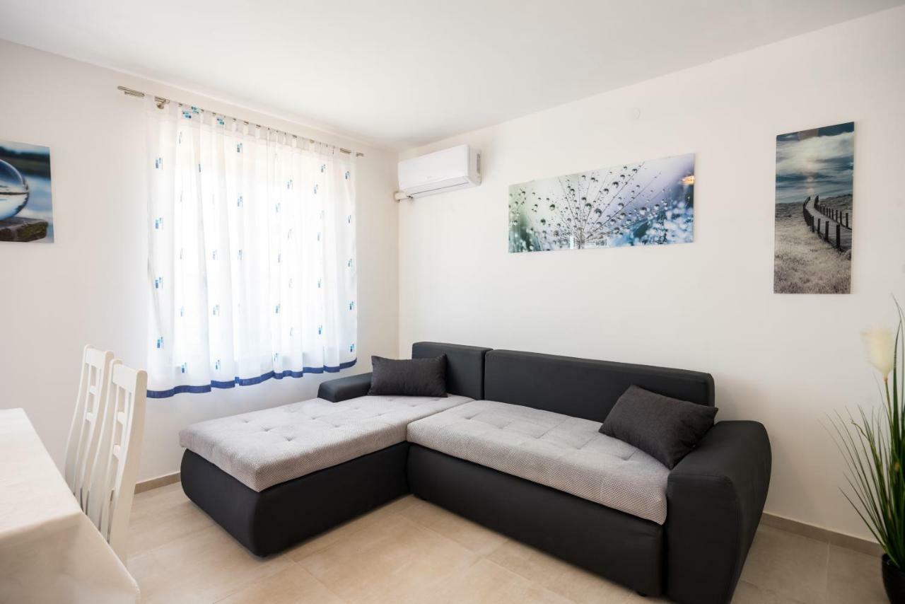 Apartments Dora Vantacici Bagian luar foto