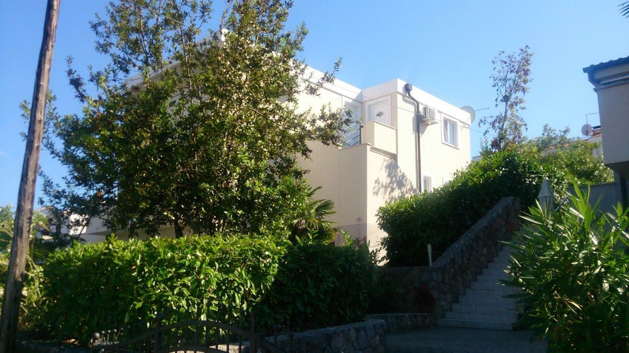 Apartments Dora Vantacici Bagian luar foto
