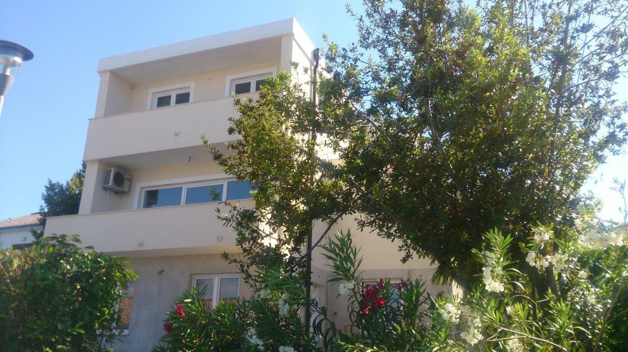 Apartments Dora Vantacici Bagian luar foto